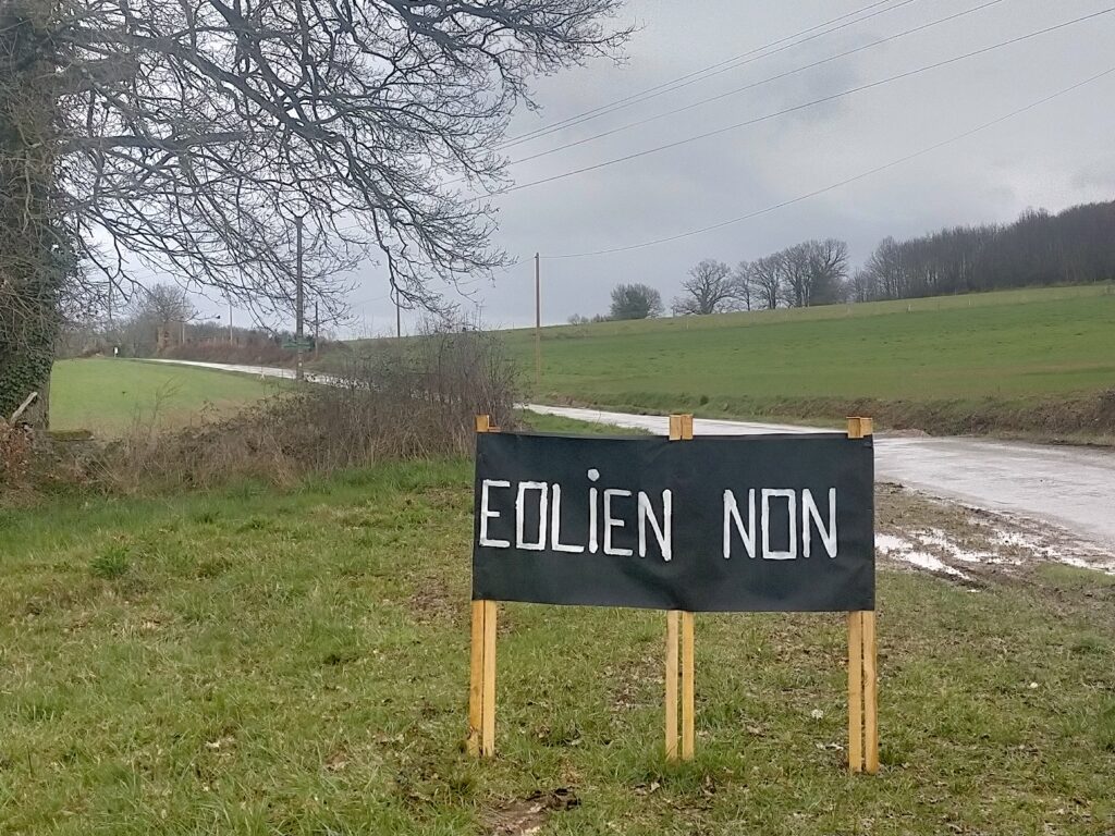 Panneaux dans les champs