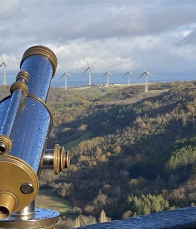 Vue de Cordes-sur-Ciel avec éoliennes